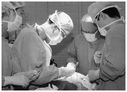 写真：癌研病院頭頸科チームによる外科手術の様子