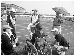 写真：仲間の内で、初めてスーテントを服用する櫻井さんに、同病者の質問が集まる