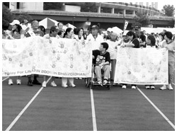 写真：2008年横浜で行われたリレーフォーライフに参加