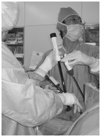 写真：胸腔鏡を使って食道がんを手術中の村上さん（右）