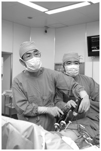 写真:腹腔鏡手術中の寺地さん
