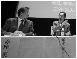 写真:総合司会の赤座さんの質問になごやかに答えるパネリストの塚本さん