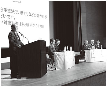 前立腺がんに関する質問に講師の皆さんはていねいに答えた
