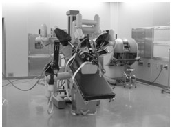 写真:ロボットアーム本体と、画像を見ながら手術器具を操作するコンソールボックス