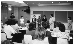 写真：福島県立医大で行われた乳がん患者会の「ピンクのリボン」の会合の様子