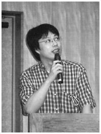 写真：講演中の精神科医の竹内正介さん