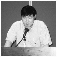 写真：患者会でユーモアを交えながら講演をする相楽浩哉さん
