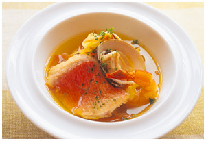 写真：たっぷり野菜と魚介のスープサフラン風味