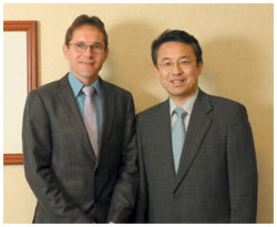 写真:ステファン・ツビンデンさんと岩田広治さん
