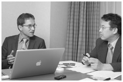 写真:ステファン・ツビンデンさんと岩田広治さん
