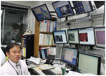 手術の情報は先端医科学研究所の戦略デスクに映し出され