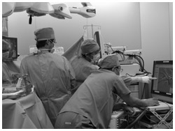 写真：3次元による画像で血管や気管支の位置を確認しながら胸腔鏡下手術を行う