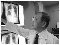 写真:レントゲン写真を見ながら病状を説明する岩崎さん