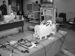 写真:岩崎さんが開発した胸腔鏡下手術のトレーニング装置