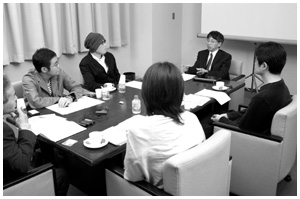 写真:座談会の様子