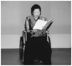 写真：02年、朗読会の舞台での田村さん