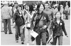 写真：笑顔で噴水広場を後にして出発する参加者たち