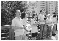 写真：遺児奨学金の募金活動の先頭に立つ松井さん（左端）