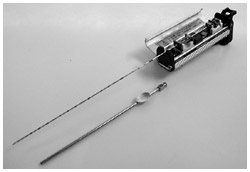 写真：子宮肉腫の針生検に用いられる器具