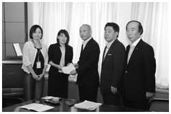 写真：要望書を提出