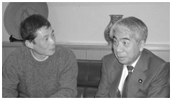 写真:尾辻厚生労働大臣と山崎さん