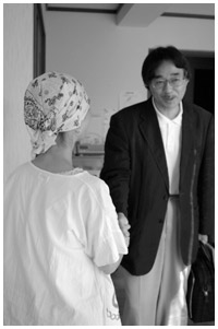 写真:帰り際にしっかり握手する杉山さんと山崎さん
