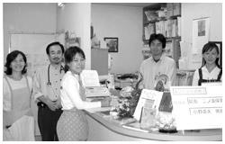 写真:看護師や事務員も普段着にエプロン姿