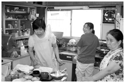 写真:「かあさんの家」のスタッフたち