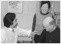 写真:診察でも笑いが絶えない