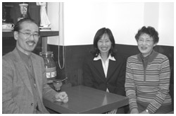写真:ボランティアで活躍する満中雄二さん(左)、岡本里美さん(中)、大谷千賀子さん(右)