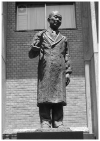 写真：故・若月俊一名誉総長の銅像