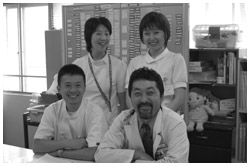 写真：地域ケア科の関真美子さん、三石清子さん、山本亮さん、北澤彰浩さん