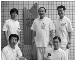写真：池永さんとスタッフ