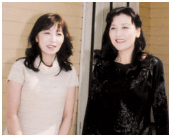 写真：加藤ひとみさん（左）と姉の小林光恵さん