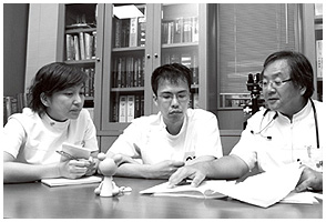 右から渡辺亨さん、がん専門薬剤師の宮本康敬さん、看護師の角谷京子さん果