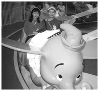 写真:妹さんに誘われて行ったディズニーランド