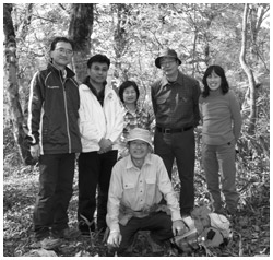 写真:08年10月、高校時代の山仲間と一緒に行った尾瀬旅行。左端が春日さん