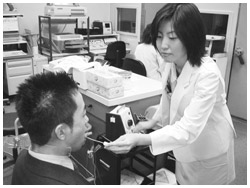 写真:電気味覚検査の様子