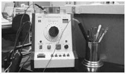 写真:電気味覚検査で使用する機器