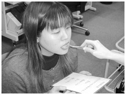 写真:ろ紙ディスク検査の様子