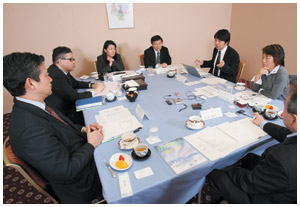 写真:座談会の様子