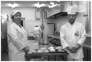 栄養管理室長の河内啓子（左）さんと調理師長の立田秀義（右）さん