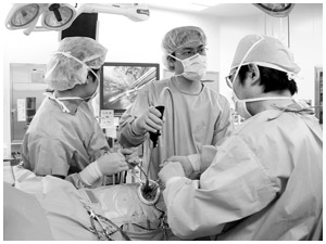 写真：腎がんのミニマム創内視鏡下手術を行っている最中