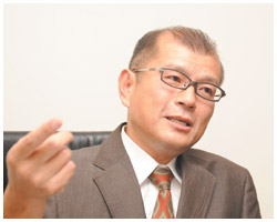 写真:久坂部羊さん