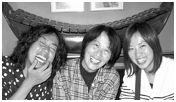 写真：パリで2人の子どもたちと笑顔の山田さん