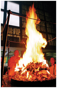 写真：炎の高さが3メートルにもなる灼熱の護摩行を行う池口法主