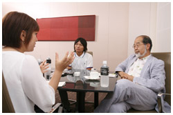 写真:『STAND UP!!』を立ち上げた動機を熱く語る鈴木さん