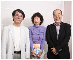 写真：加納さん夫妻と蒲田さん