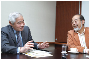 写真：岸井さんと鎌田さん