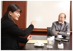 「病室で1日の中に1時間ぐらい誰にも邪魔されない時間があるといい」と話す鎌田さんと長谷川さん